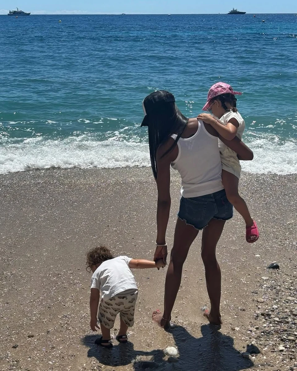 Наомі Кемпбелл у шортиках попозувала на пляжі з дітьми