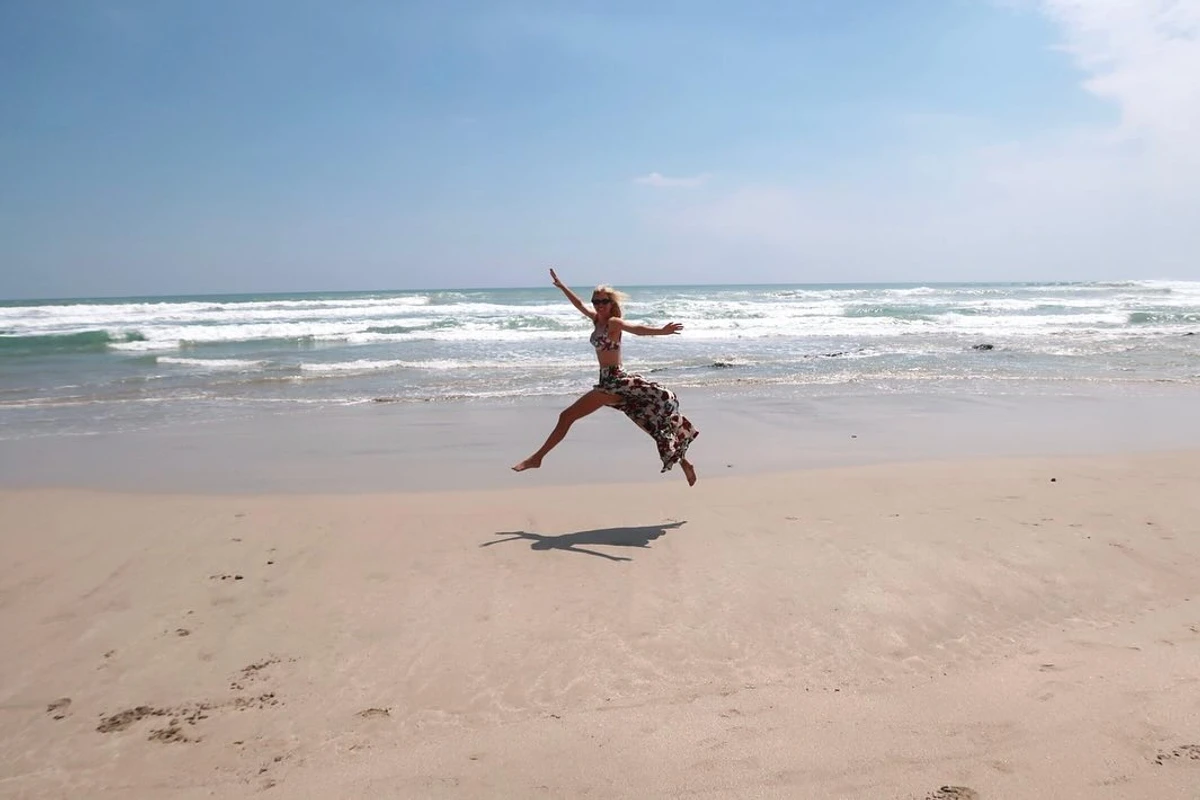 Іванка Трамп у бікіні пострибала на піску біля океану