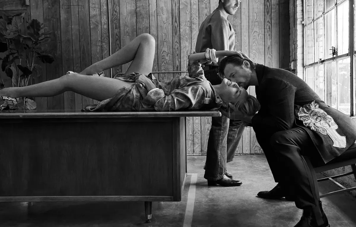 Шерон Стоун з оголеними ногами полежала біля чоловіків-моделей