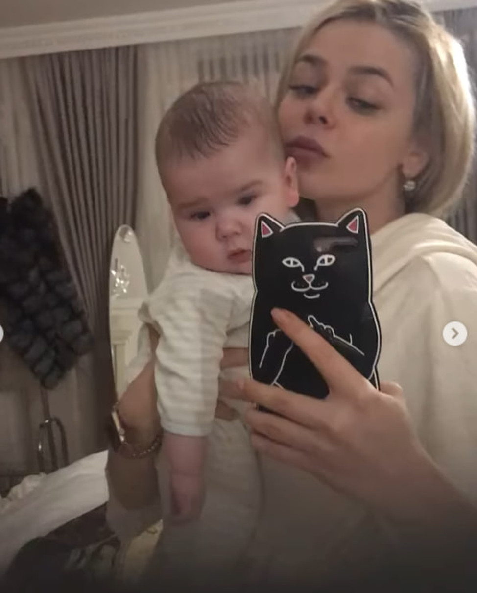 Аліна Гросу тримає на руках брата