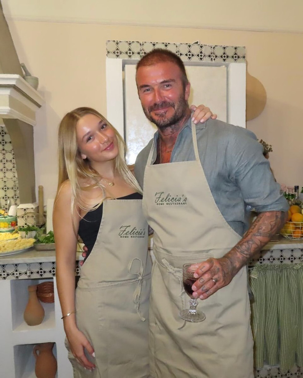 Девід Бекхем з фартухом обійняв дочку на кухні під час готування