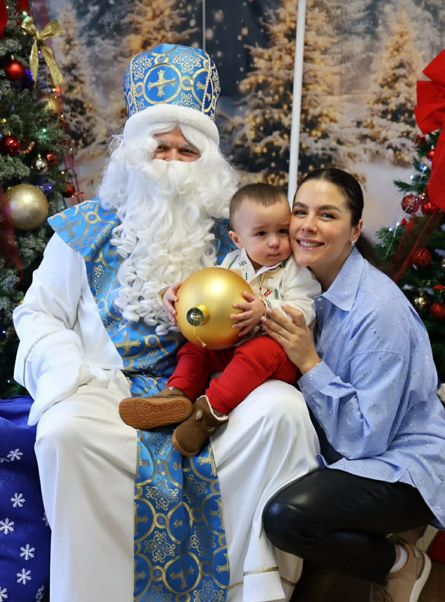 Адам, схоже, не одразу зрозумів, що відбувається і звик до нових людей навколо