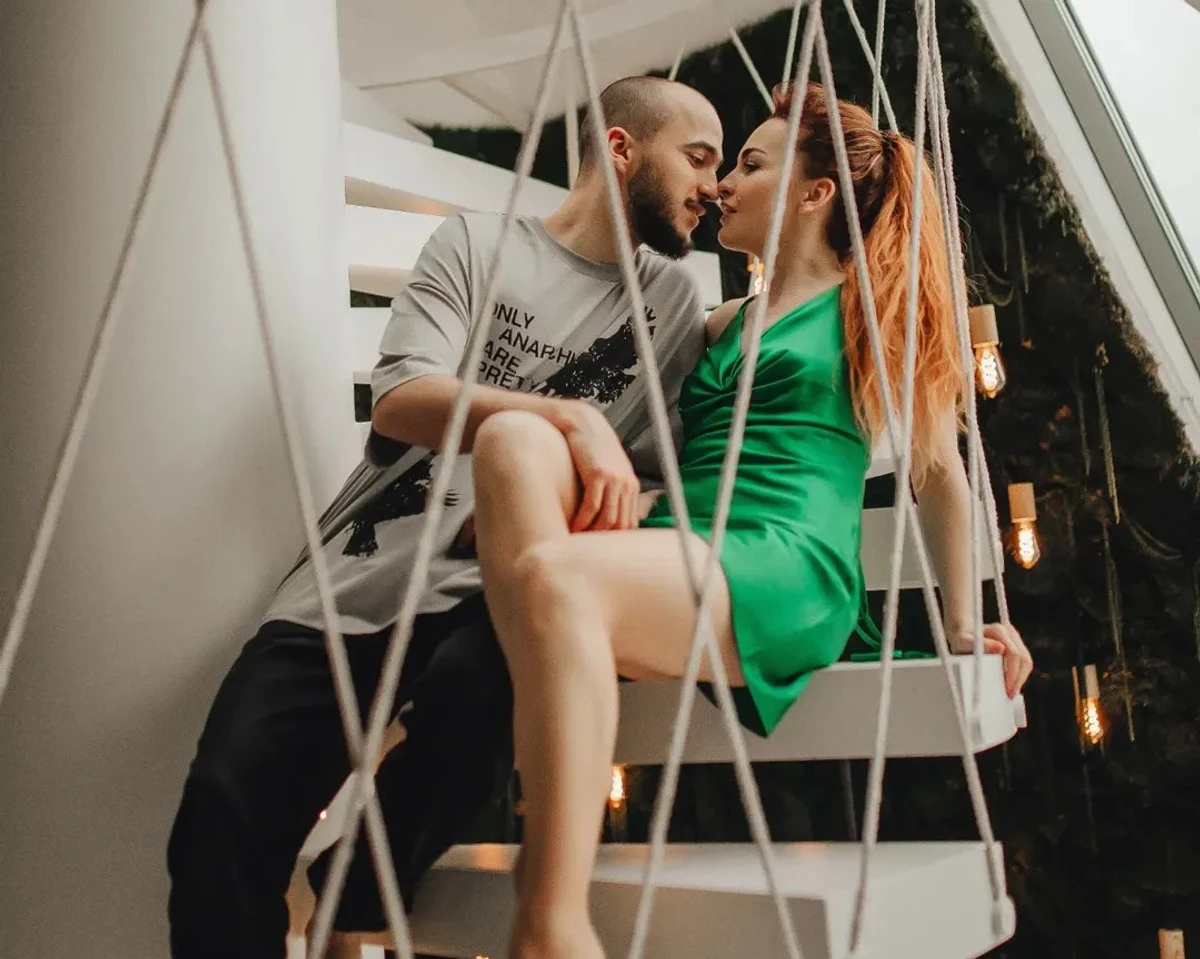 Вікторія Булітко у міні попозувала коло нареченого на сходах