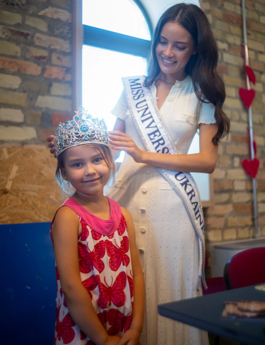 Міс Анна Ніконова дала дівчинці приміряти свою корону