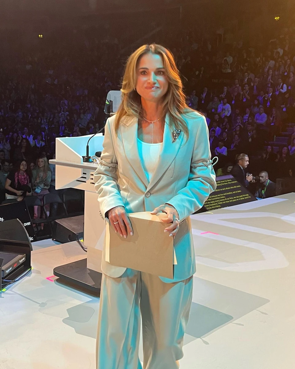 Її Високість до жакету додала накладні рукава