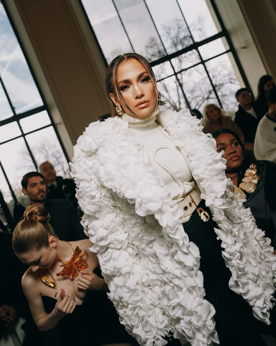 Цей витвір мистецтва з троянд незабаром зав'яне, але ефект від нього того вартий 