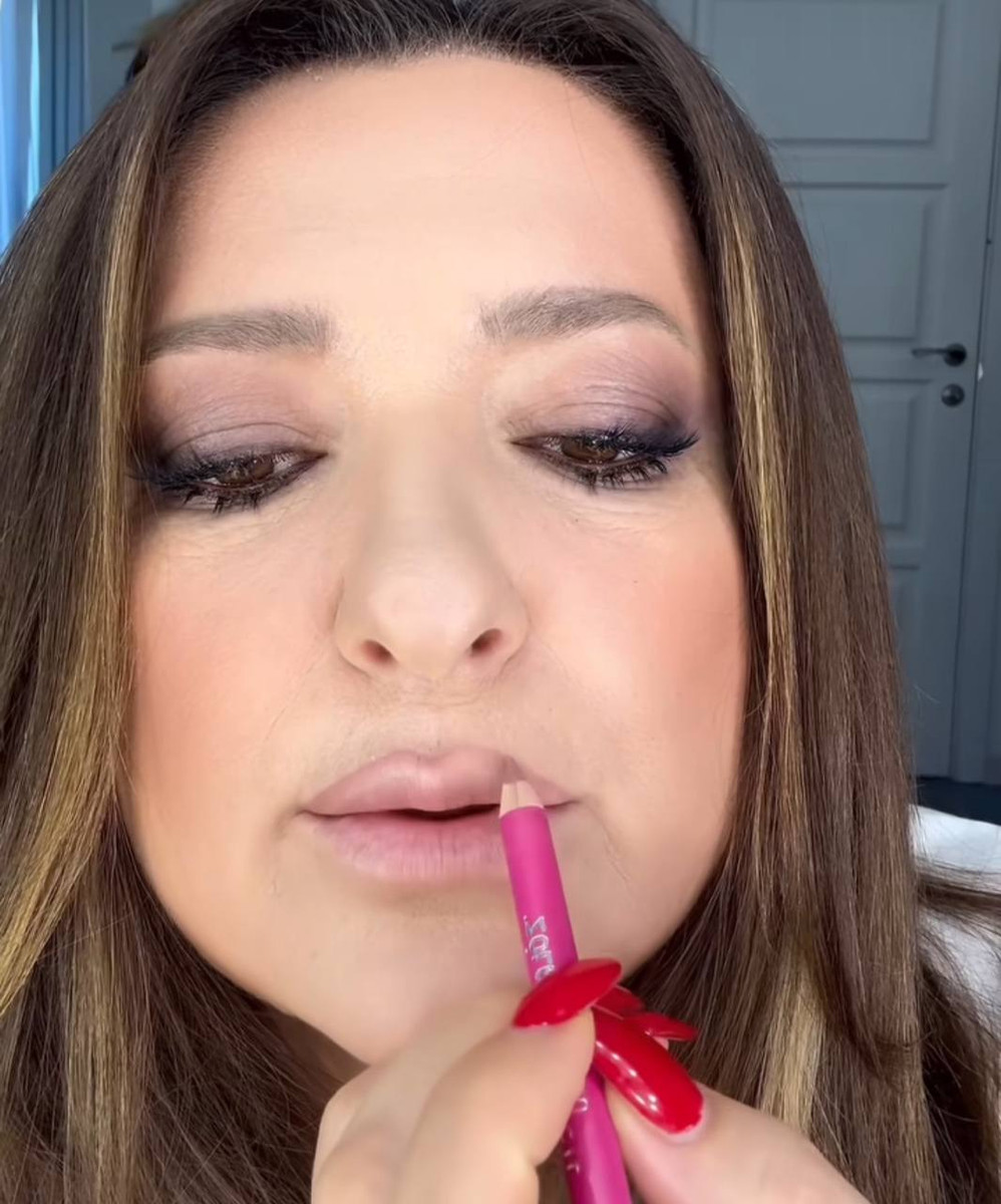 Я маю зовсім іншу форму, але піднімаю ось цей центральний шматочок, - пояснила співачка, як малювати дитячі губки