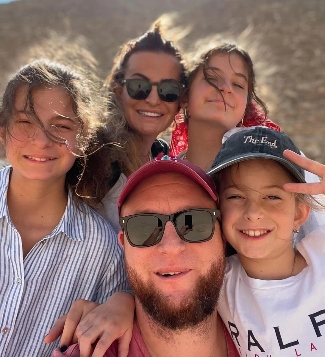 Андрій та Діана Ставніцер із доньками