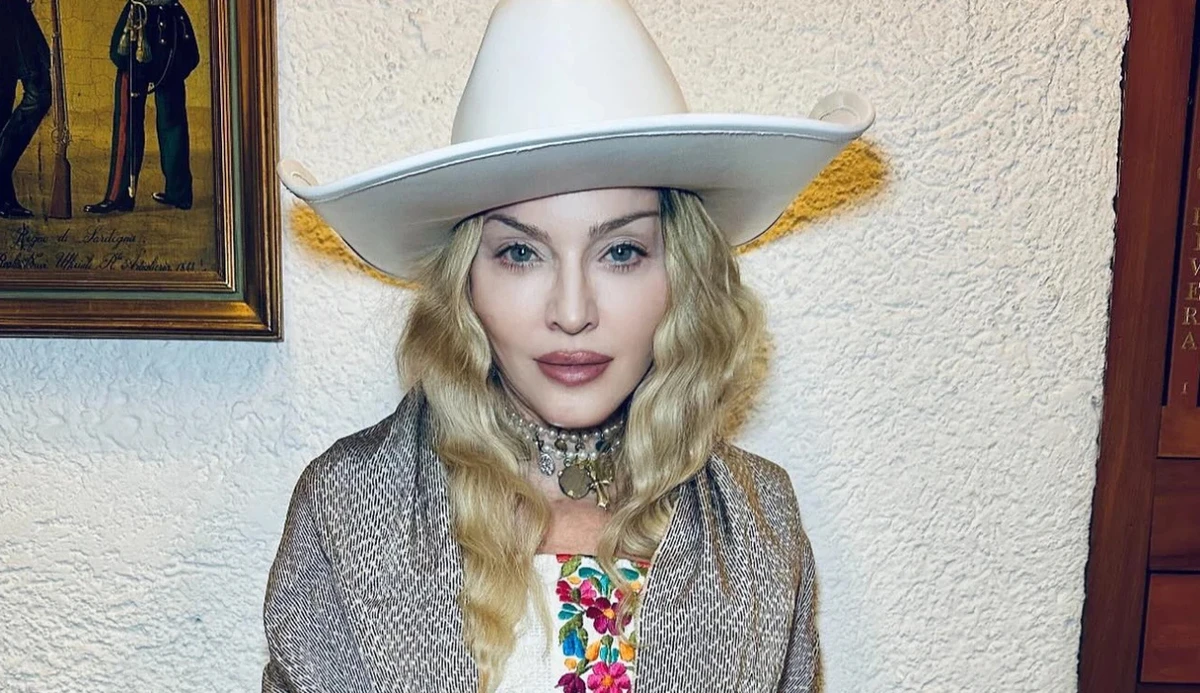 Співачка Мадонна у каплюсі