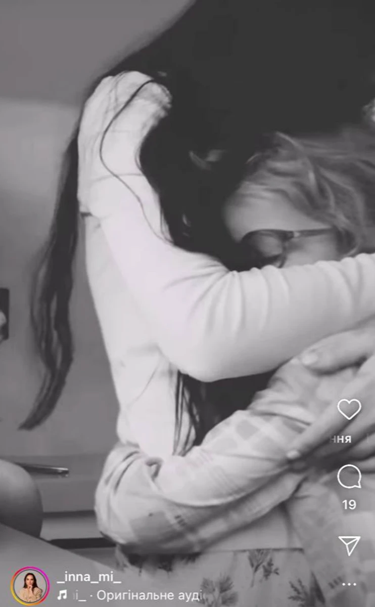 Інна обіймає донечку