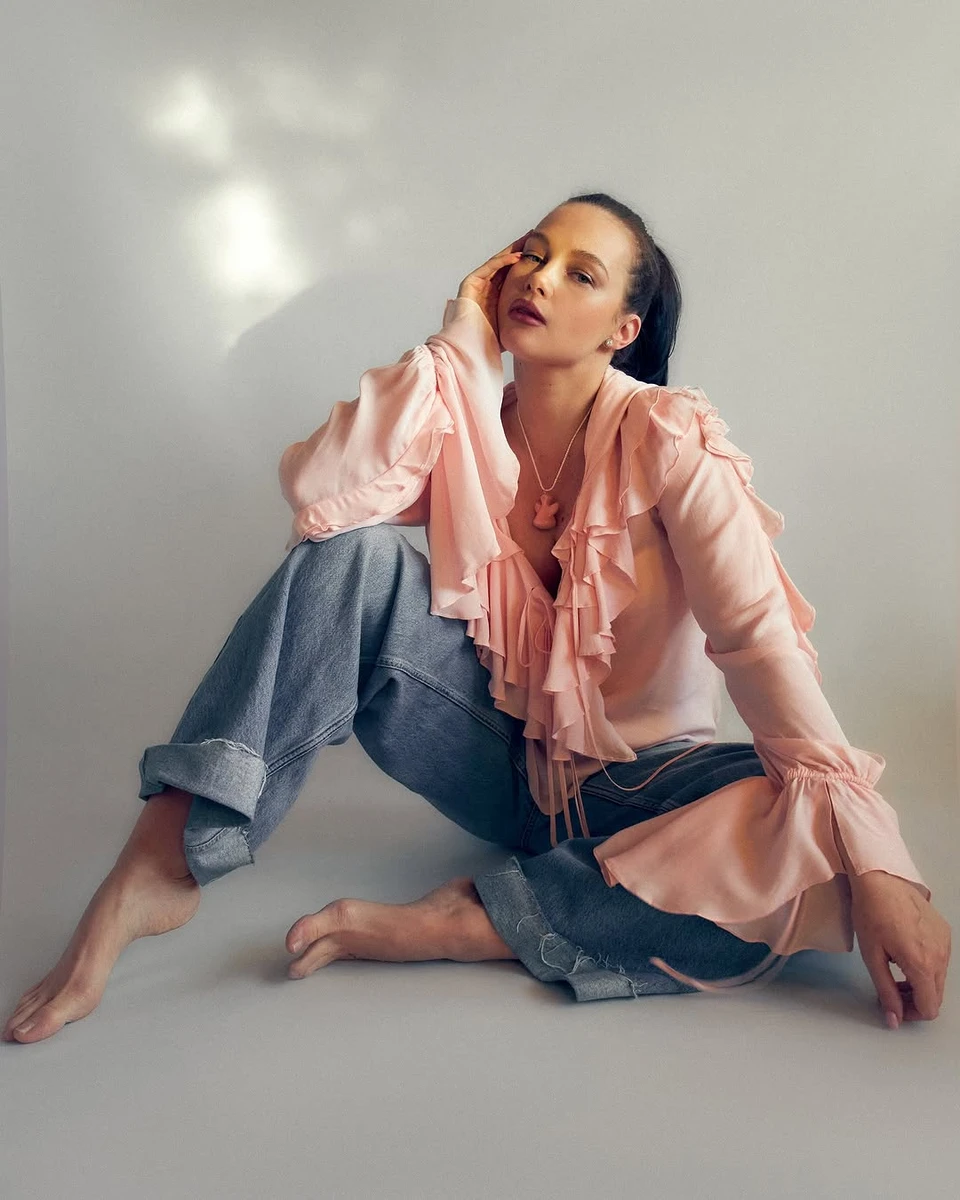 Дружина POZITIFF Юлія Сахневич попозувала на підлозі