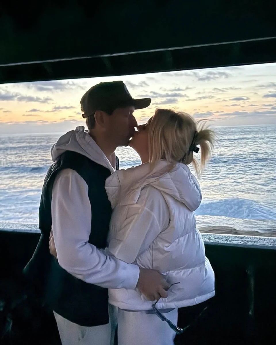 Ступка з коханою на тлі води