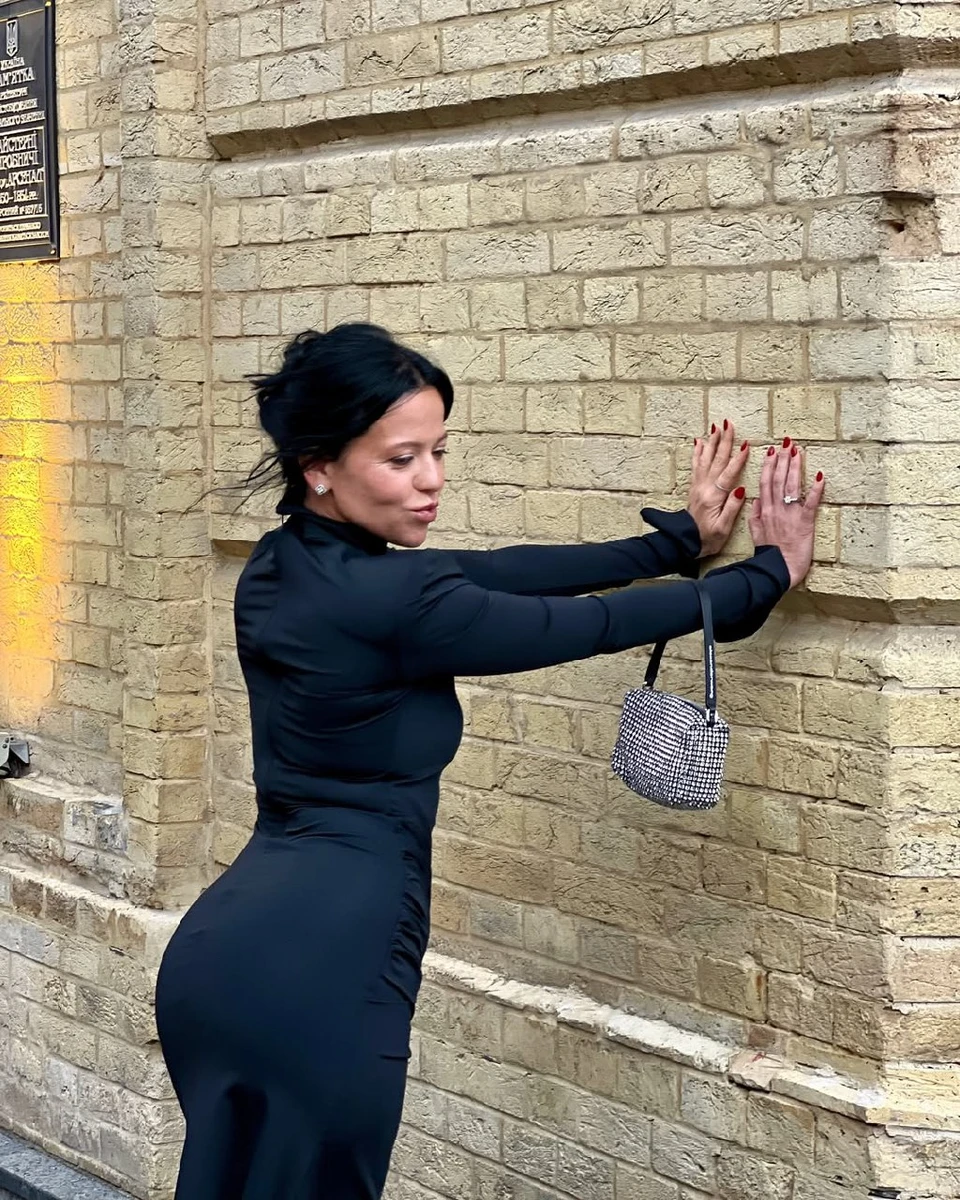 Горова випнула сідниці