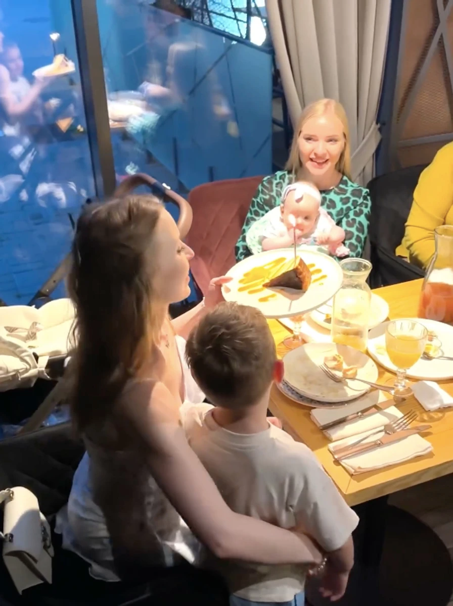 Анна Сагайдачна разом із сином задувала свічки на своєму торті