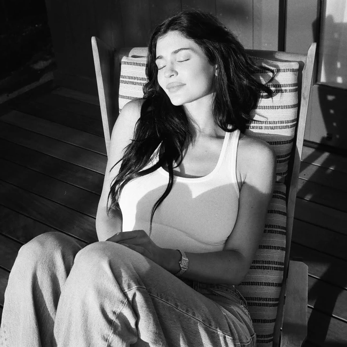 Кайлі Дженнер у майці попозувала на лежаку