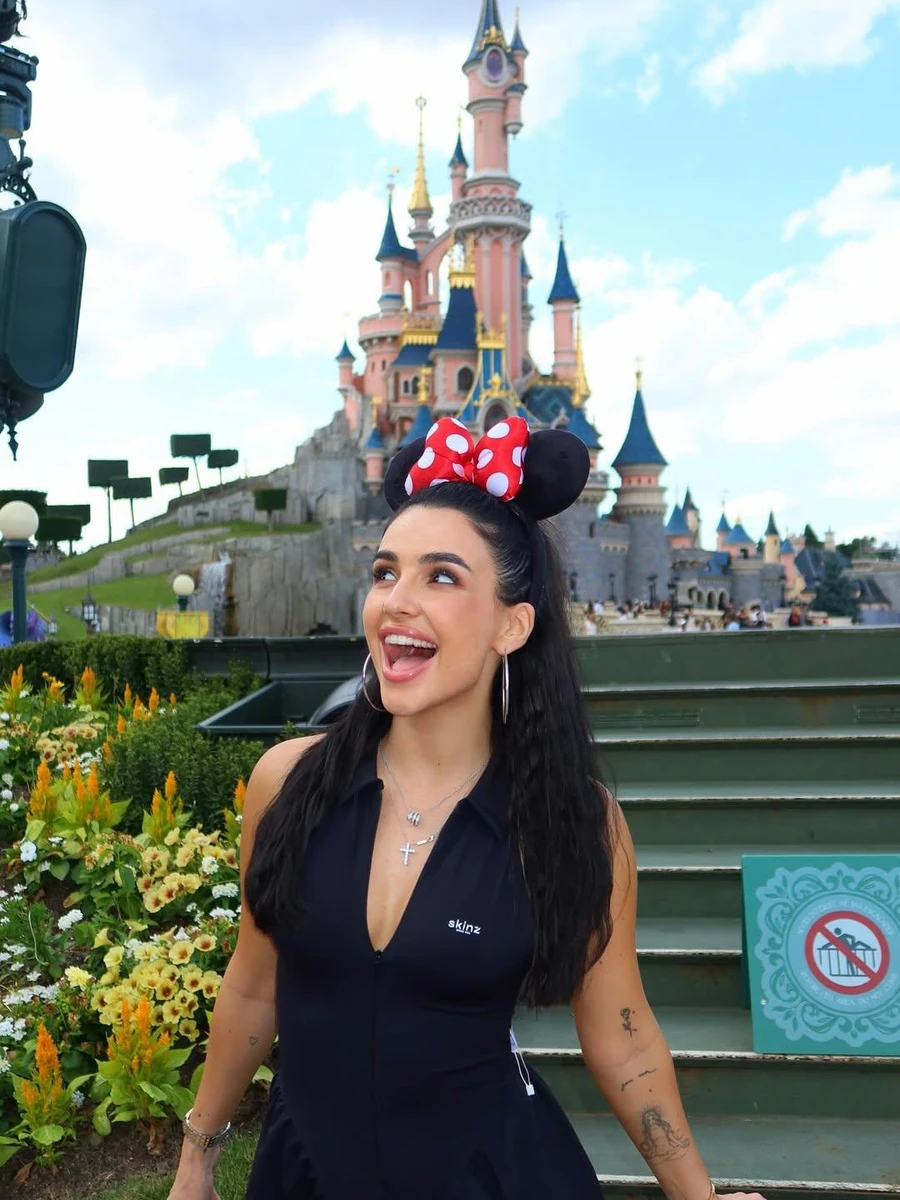 Аня Трінчер