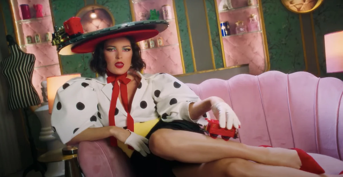 Лєра Мандзюк у міні показала ніжки у кліпі з Білик і Пивоваровим