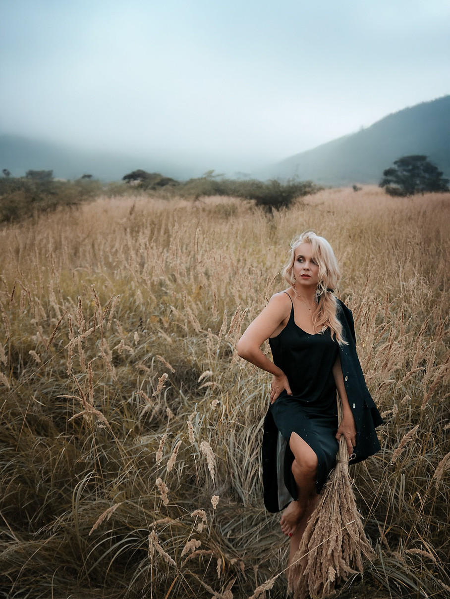 Лаконічний чорний чудово контрастує з теплим тоном поля 