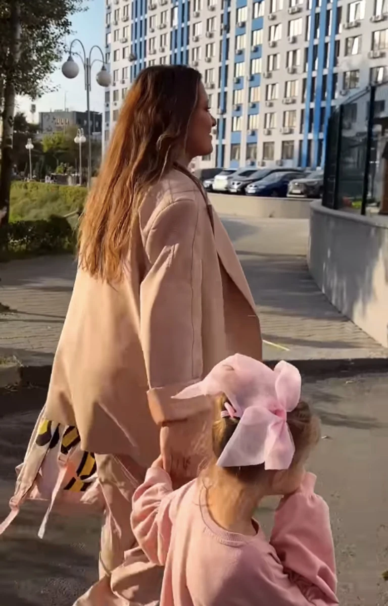 Наталія Могилевська показала дочку з бантиками на шляху до садочка