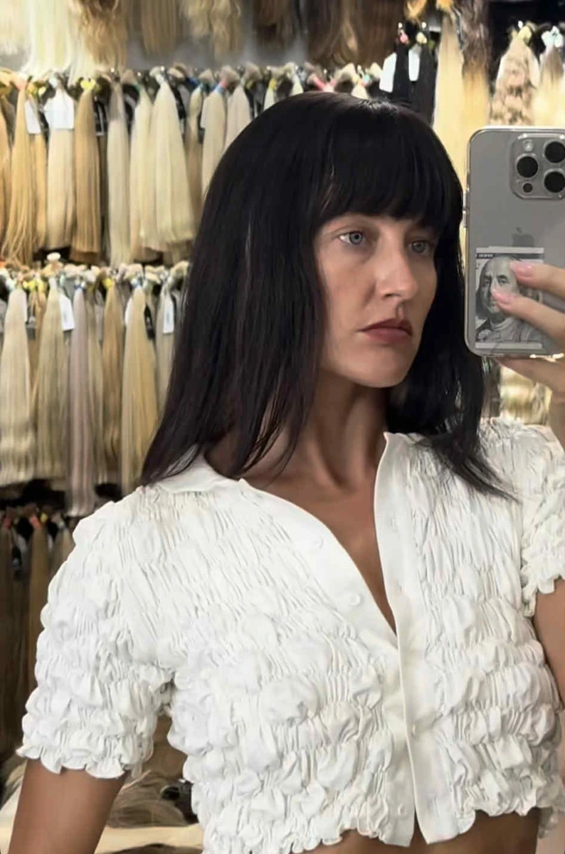 У магазині перук Єва обрала чомусь саме цю 