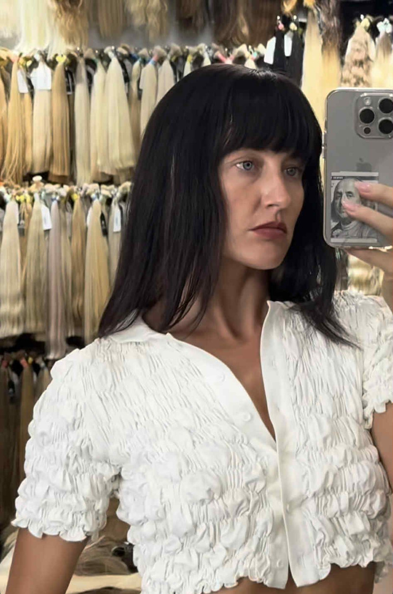 У магазині перук Єва обрала чомусь саме цю 