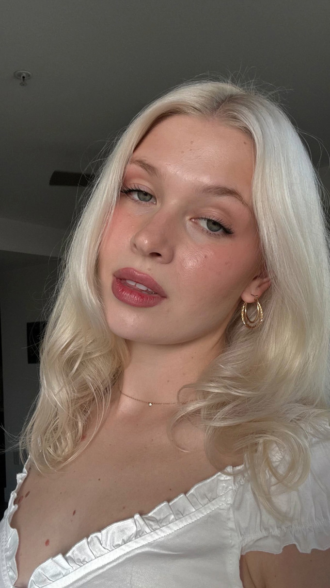 Старша донька Віри Брежнєвої наробила ефектних фото у сукні