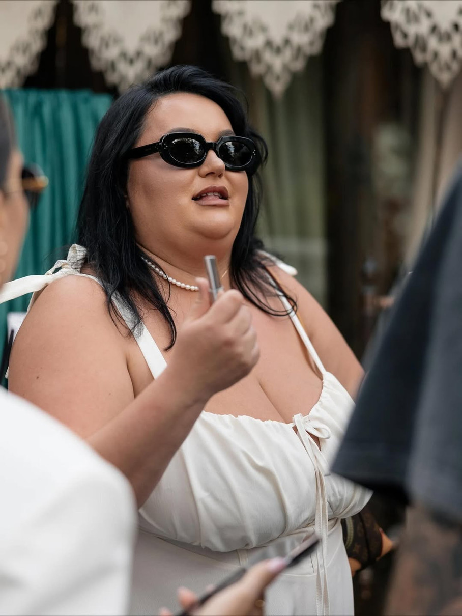 Настя Ткаченко у білій сукні красить губи