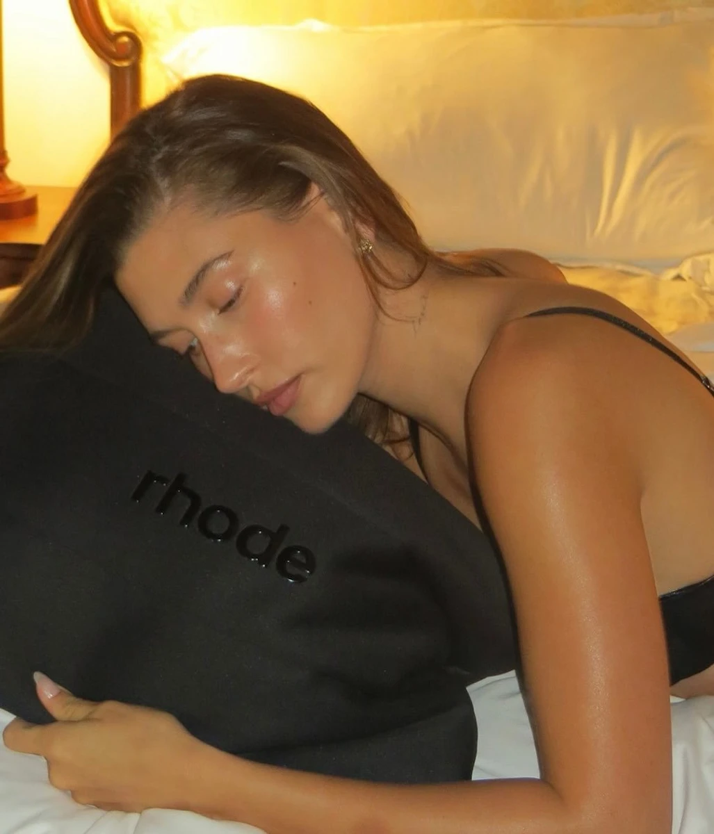 Хейлі Бібер у спідньому полежала для млосних фото