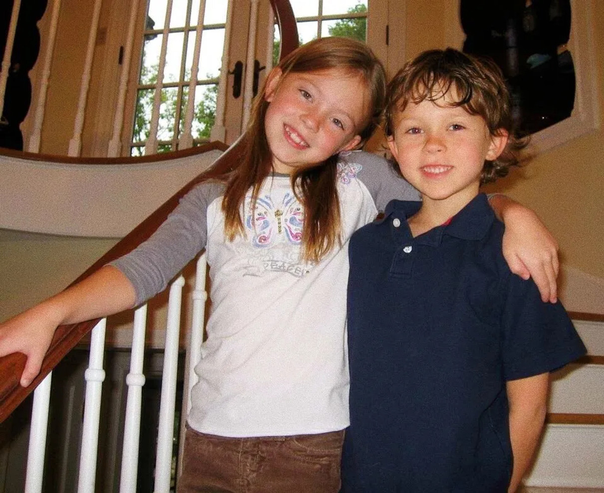 Сідні Світі у дитинстві разом з рідним братом