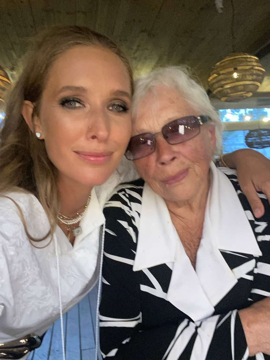 Катерина Осадча показала ефектне фото з її 90-річною бабусею