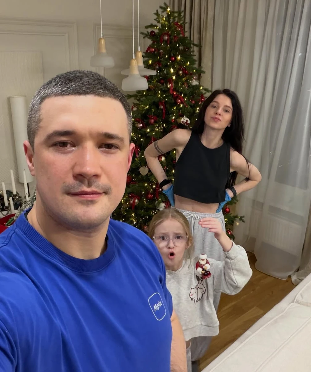 Михайло Федоров з дружиною і дочкою прикрасили новорічну ялинку