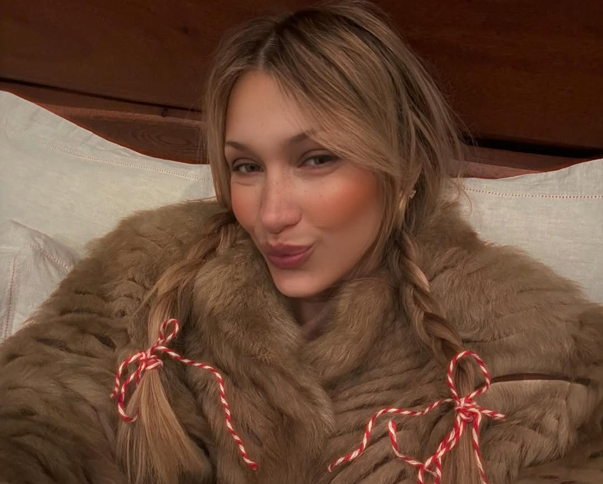 Белла Хадід позує для фото