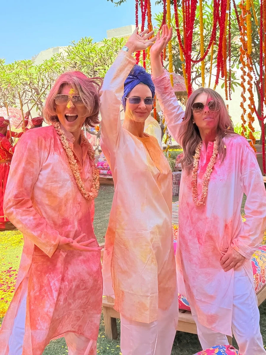 Елізабет Херлі на святі весни в Індії