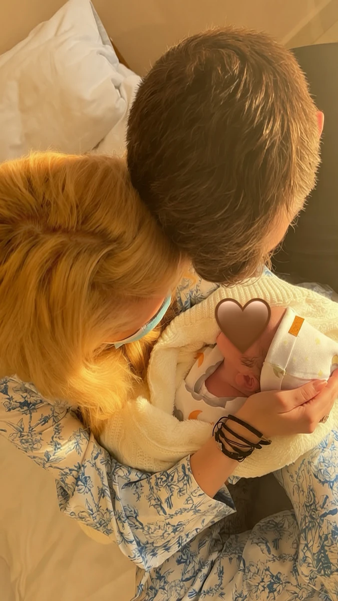 Тепер Аліна приховує обличчя не лише свого чоловіка, а і свого сина 