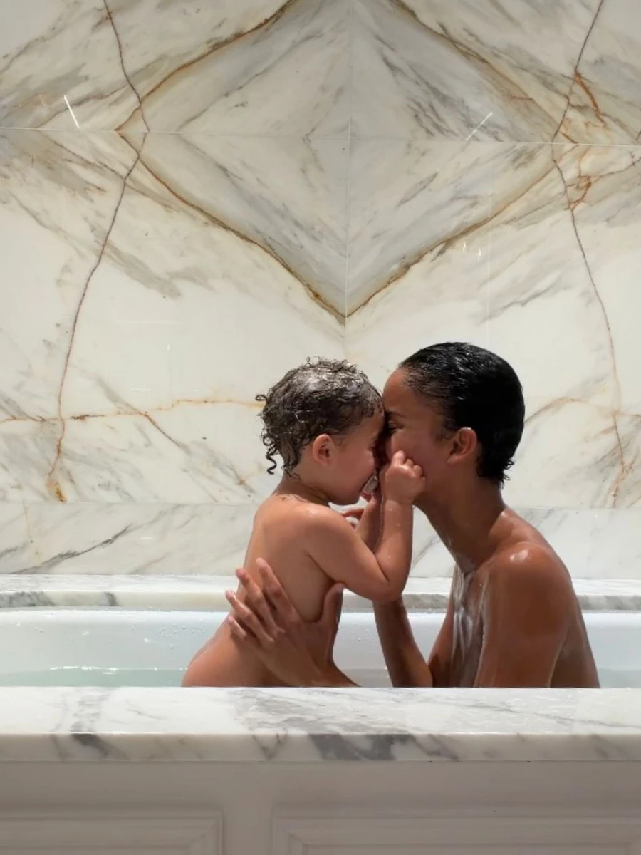 Нара Баптіста з синочком у ванні