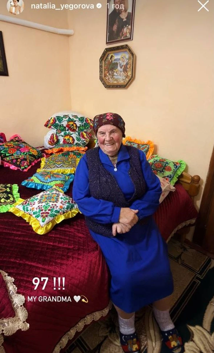 Наталія похвалилася бабусею, щоправда не уточнила, чия це мама - татова чи мамина