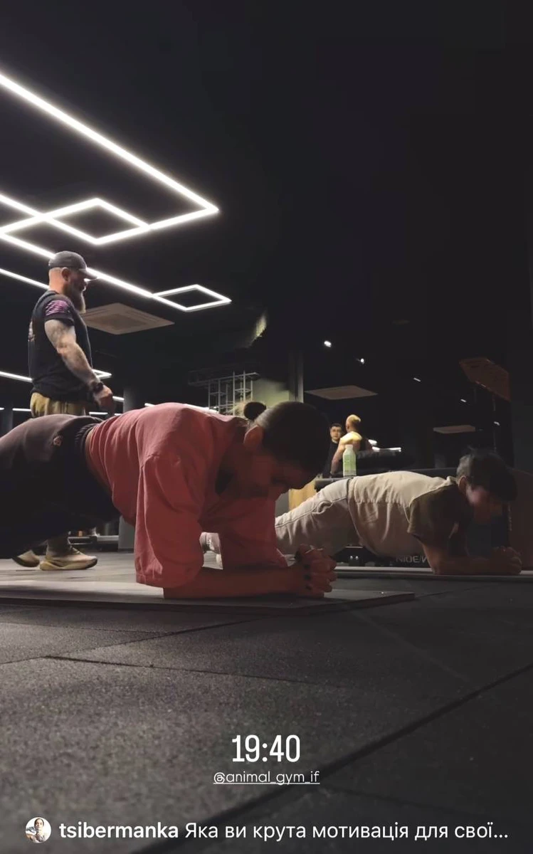 Блогерка з Данею постояли у планці