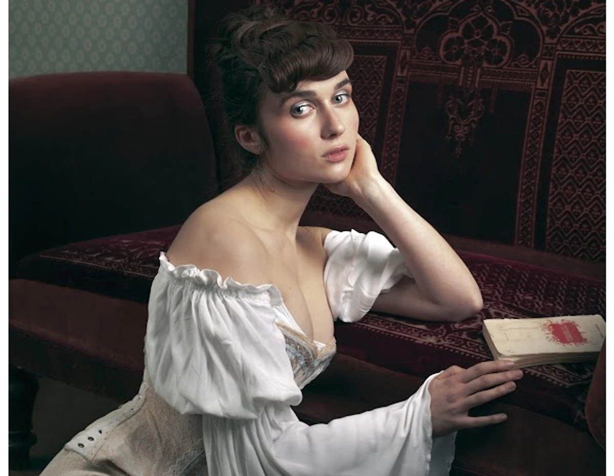 Jerry Heil позує в корсеті для нового кліпу