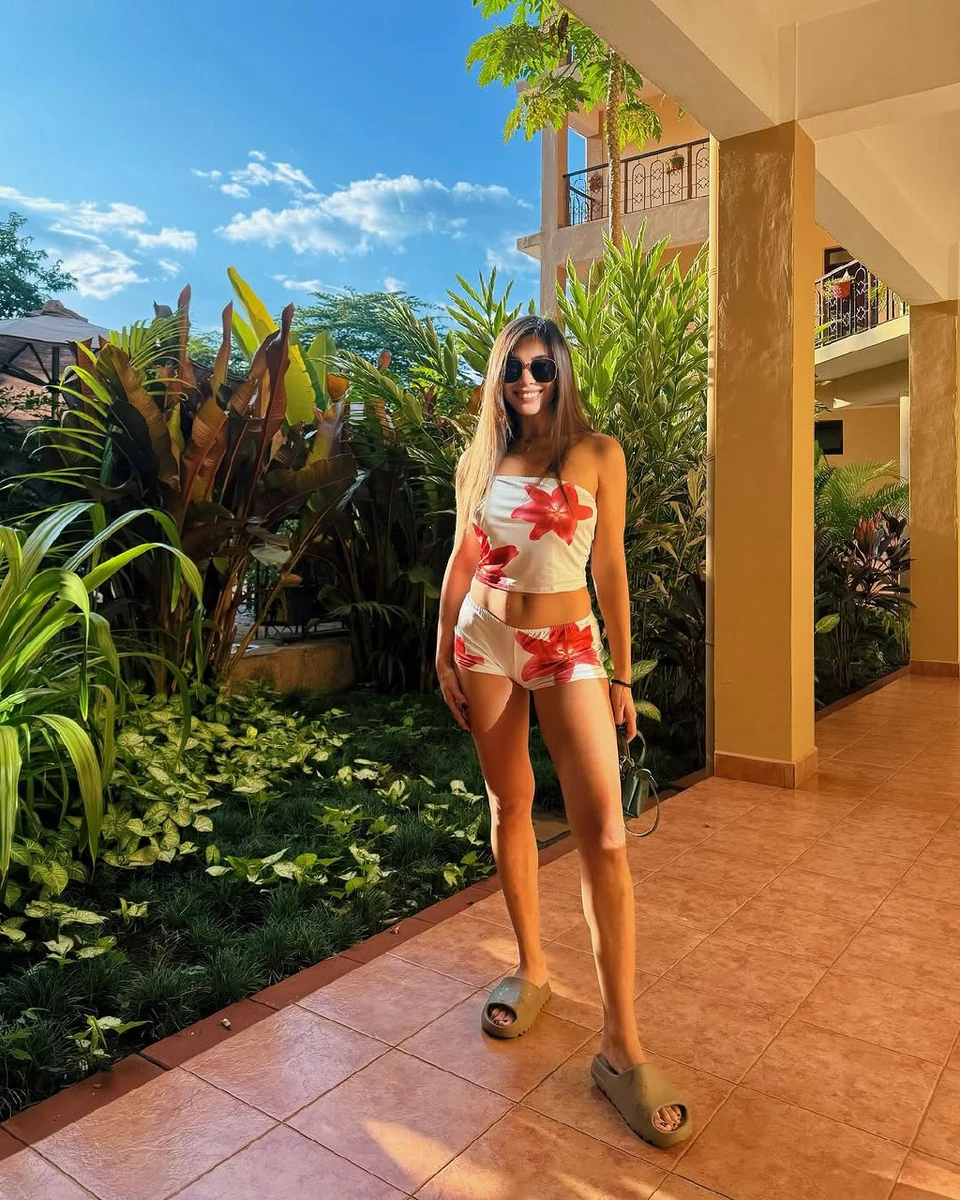 Неплях посвітила довгими ногами