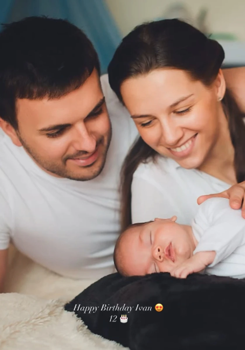 Григорій Решетнік з дружиною сфотографувалися з сином