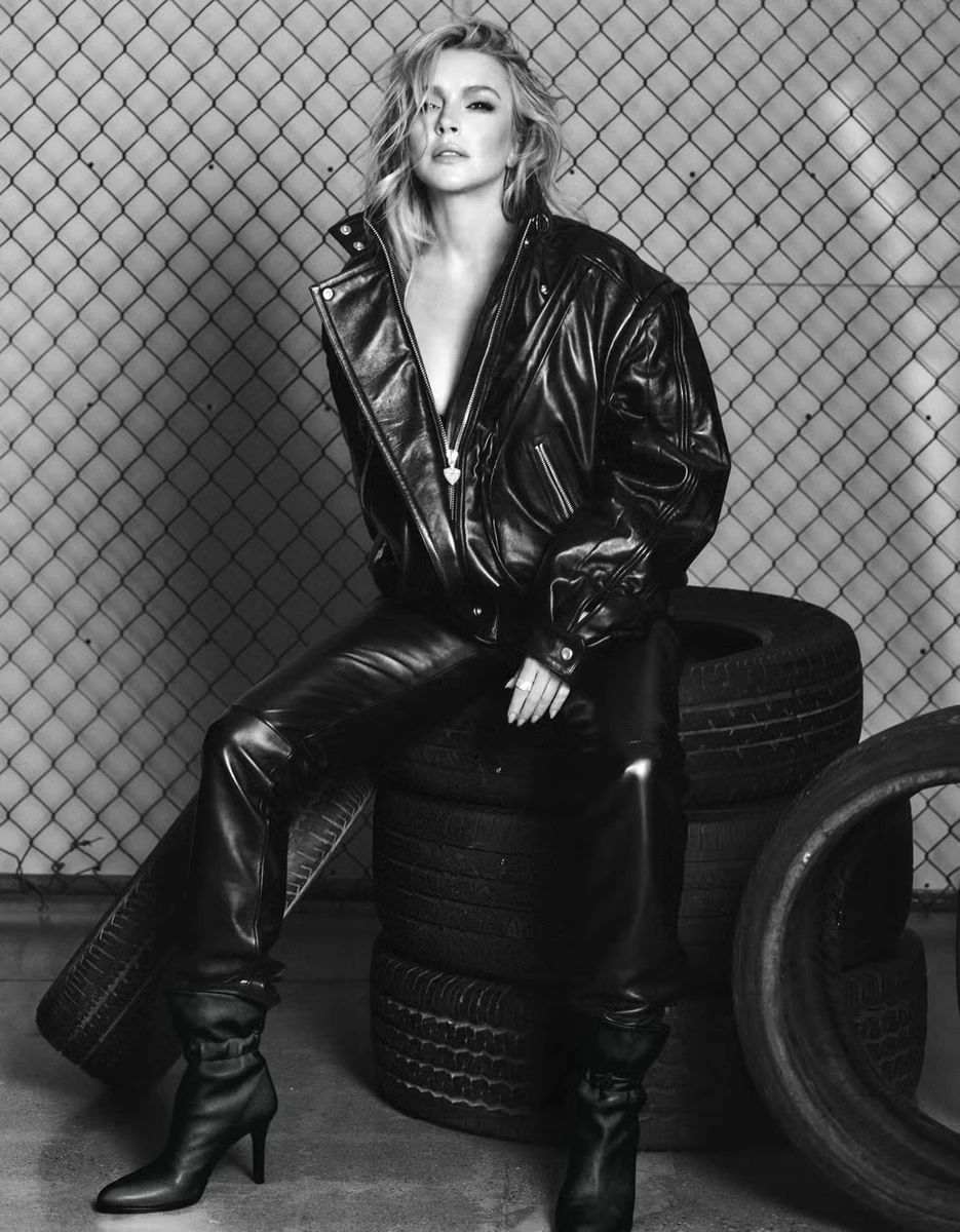 Ліндсей Лохан у шкірі ефектно посиділа на шинах