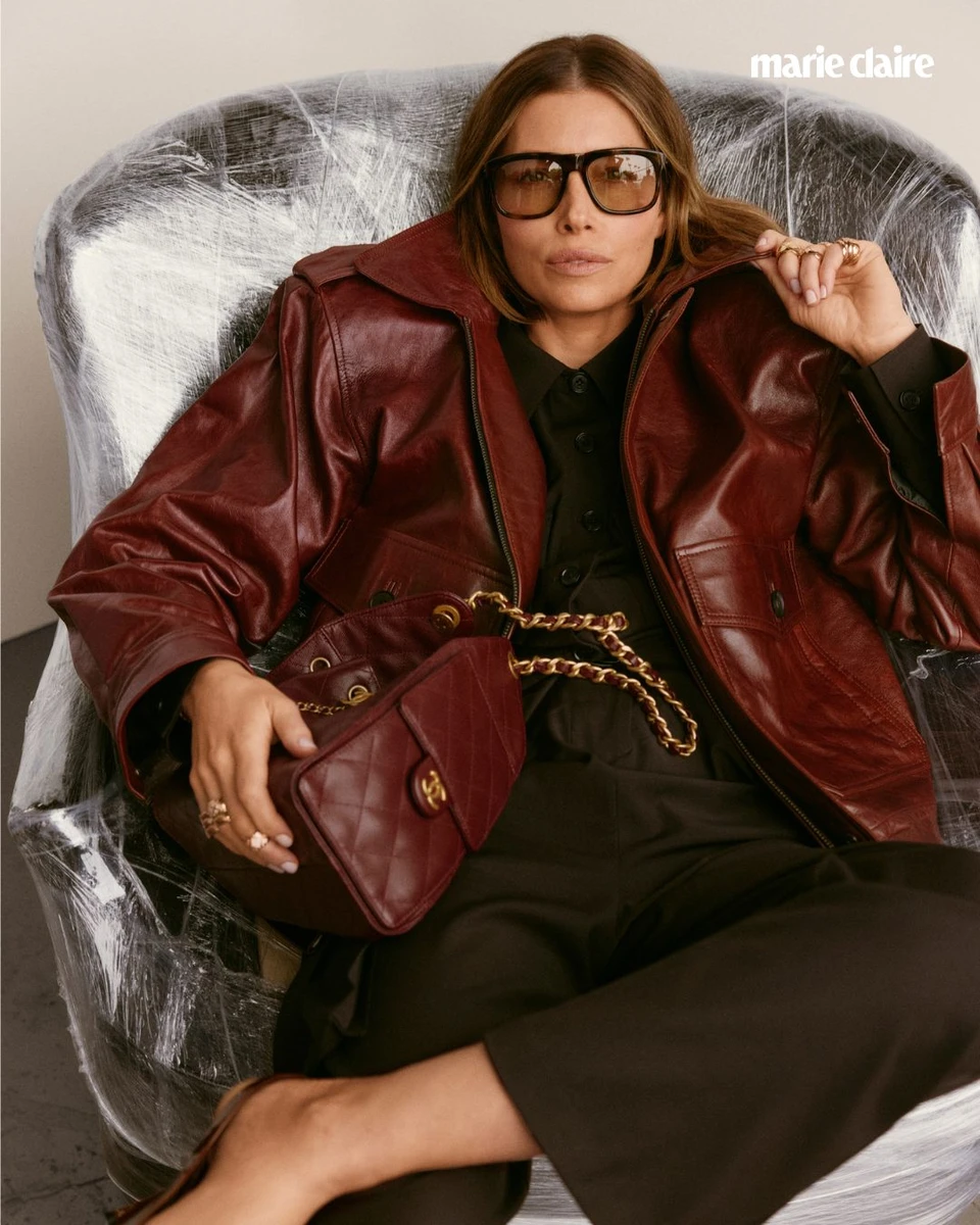 Джессіка Біл в шкірянці українського бренду розлягалася на кріслі