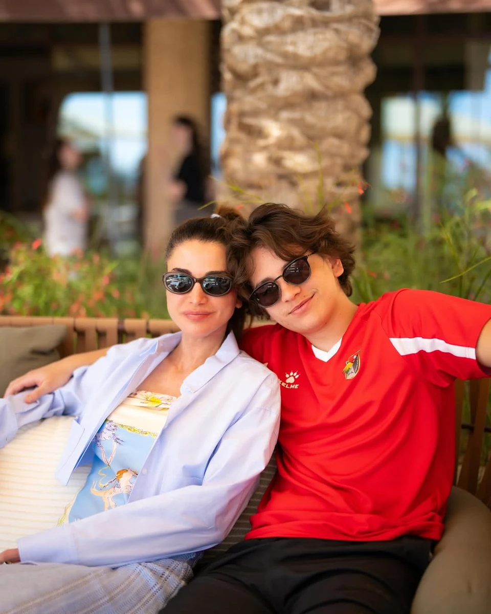 Королева Ранія в обіймах молодшого сина на свято