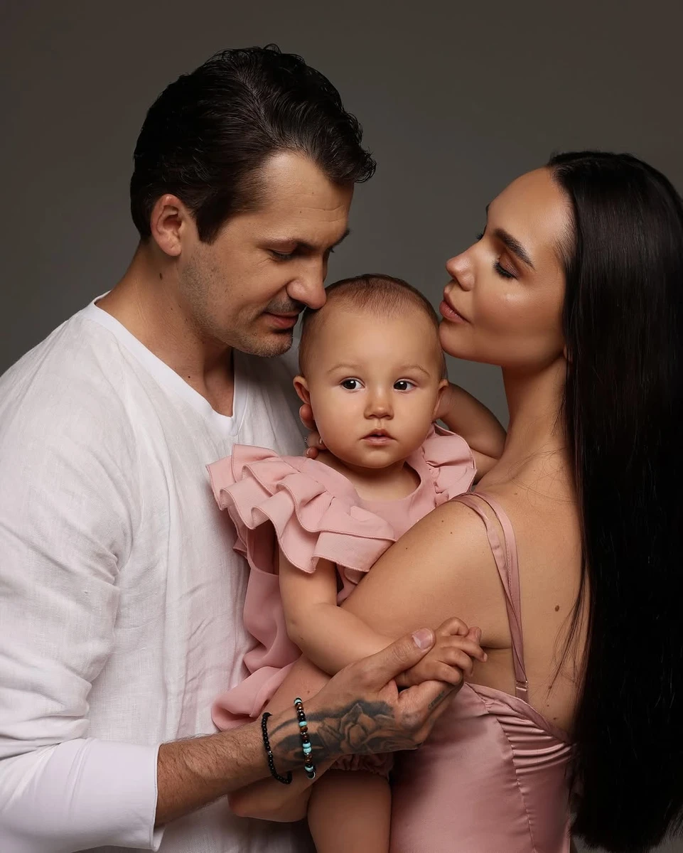 Кот і Татарінцева з дочкою на руках наробили милих фото