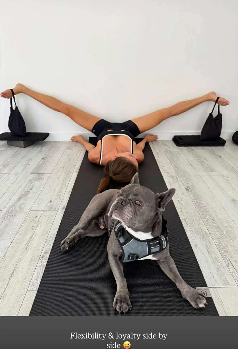 Анна Андрес у шортах показала, як займається йогою