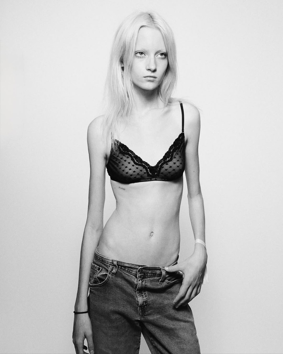 Трансгендерна дочка Наомі Воттс і Лієва Шрайбера у ліфчику попозувала для фото