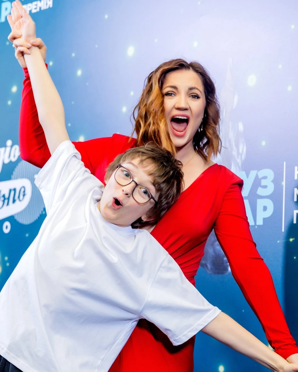 Оля Цибульська подуркувала з сином на червоній доріжці