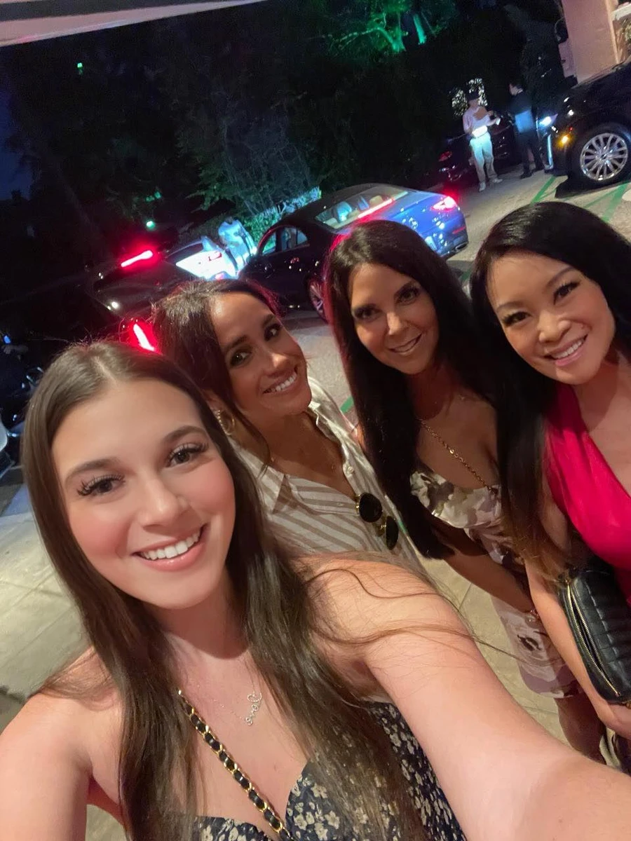 Меган Маркл охоче заселфилася з жіночками 