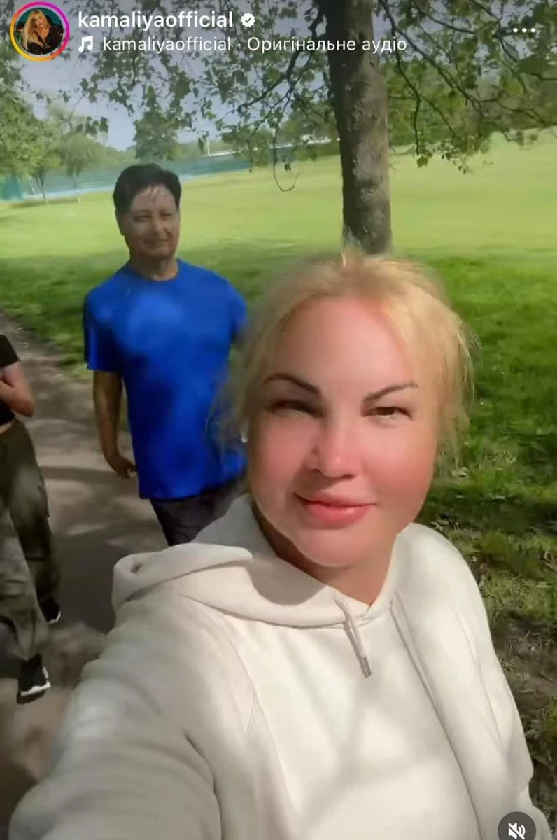 Камалія з доньками у парку