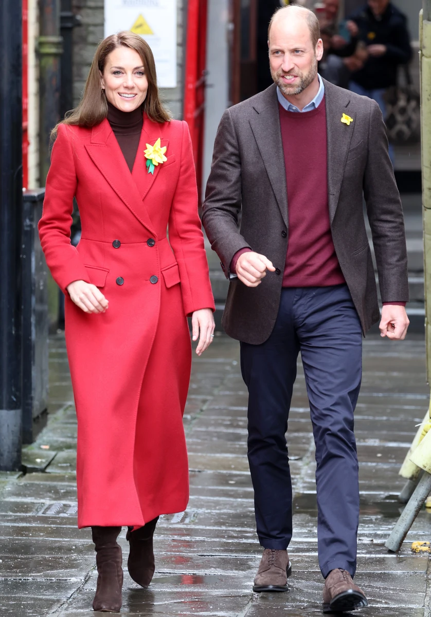 Кейт Міддлтон і принц Вільям в елегантних образах прибули до Вельсу